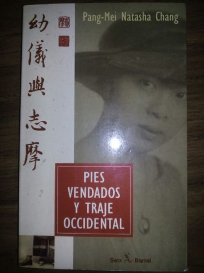 Pies vendados y traje occidental