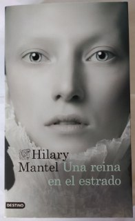 Una reina en el estrado.