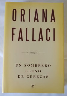 Un sombrero lleno de cerezas