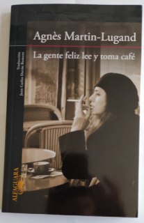 La gente feliz lee y toma café.