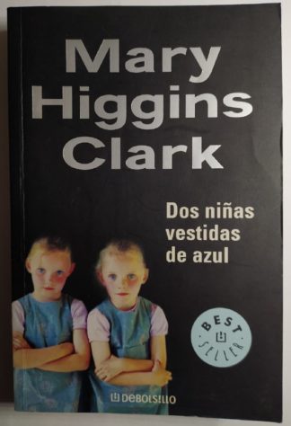 Dos niñas vestidas de azul.