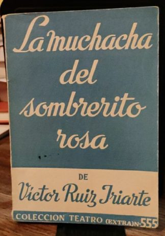 La muchacha del sombrerito rosa