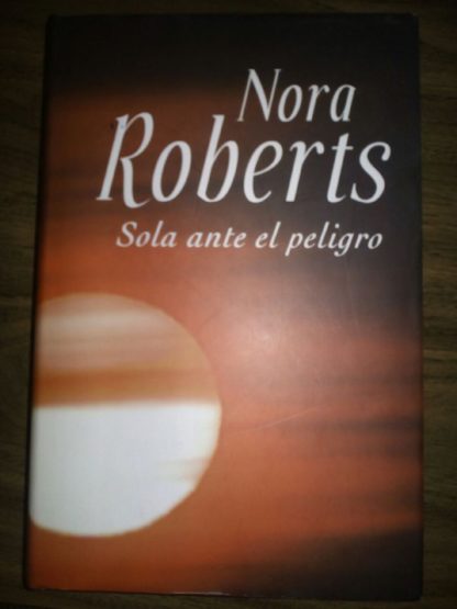 Sola ante el peligro