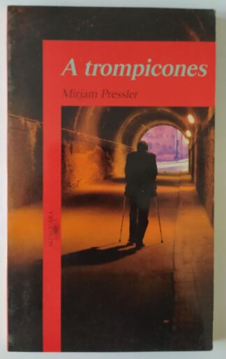 A trompicones.