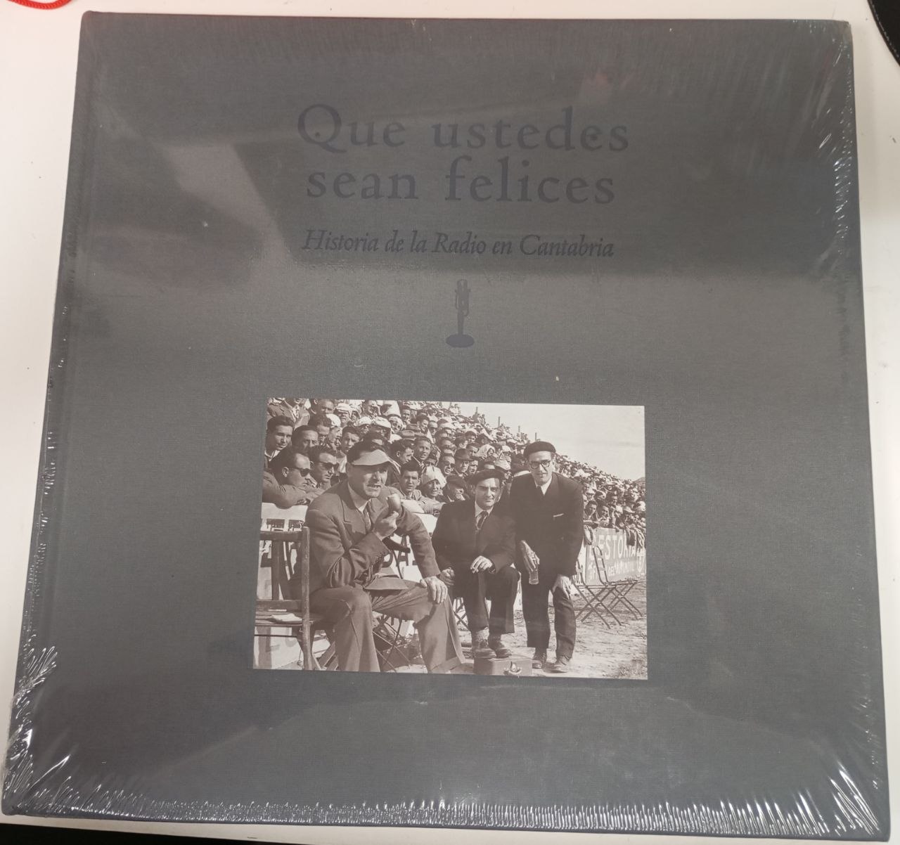 Que ustedes sean felices : historia de la radio en Cantabria
